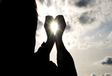 里尔球员在比赛中展现团队精神，共同奋斗